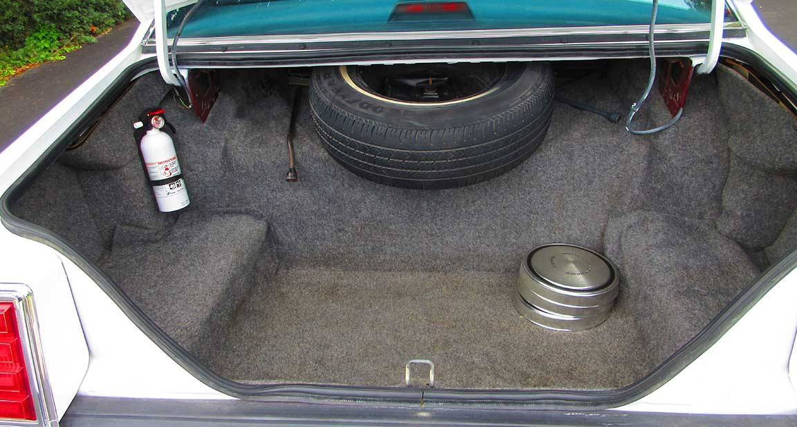 Ford-ltd-crown-victoria-1986-white-1