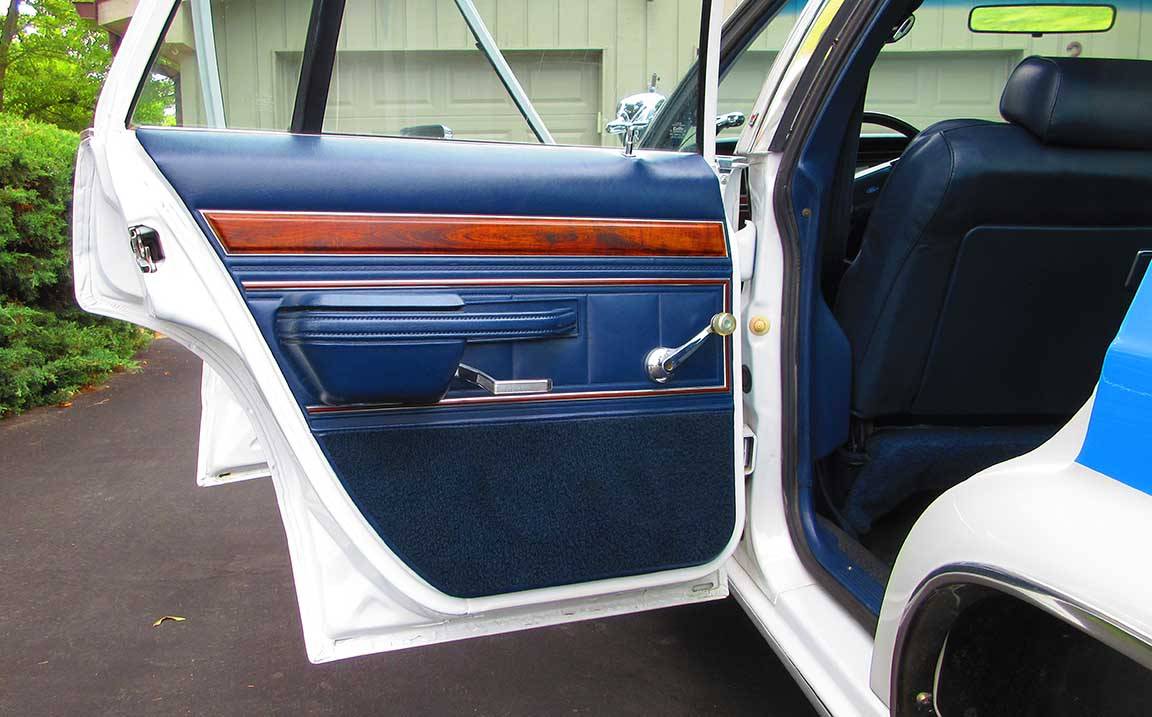 Ford-ltd-crown-victoria-1986-white-11