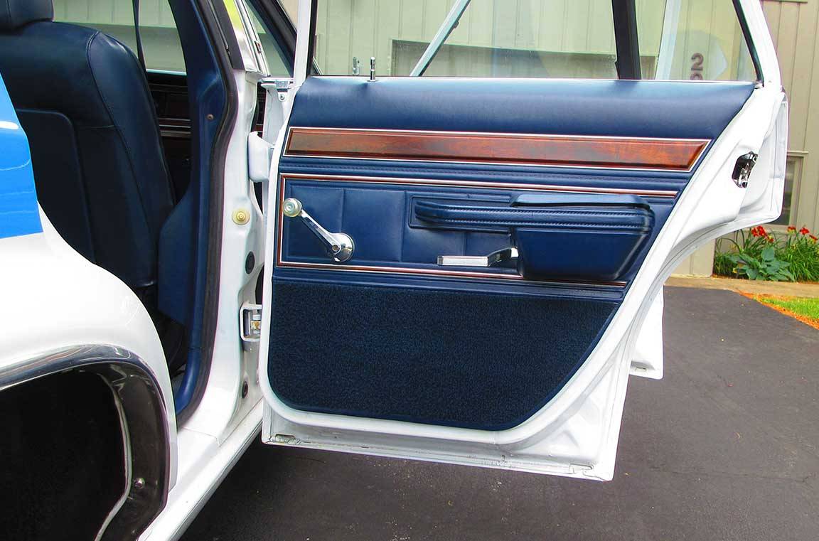 Ford-ltd-crown-victoria-1986-white-13