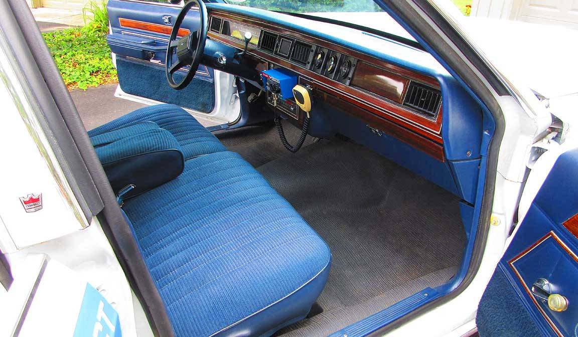 Ford-ltd-crown-victoria-1986-white-16