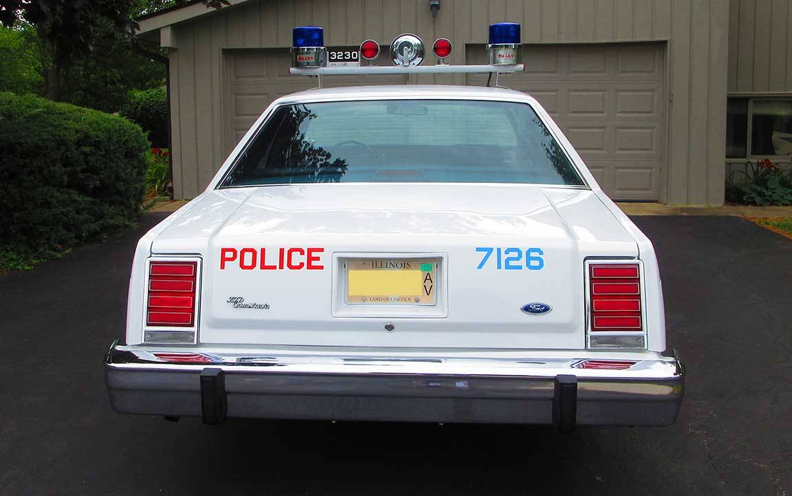 Ford-ltd-crown-victoria-1986-white-2