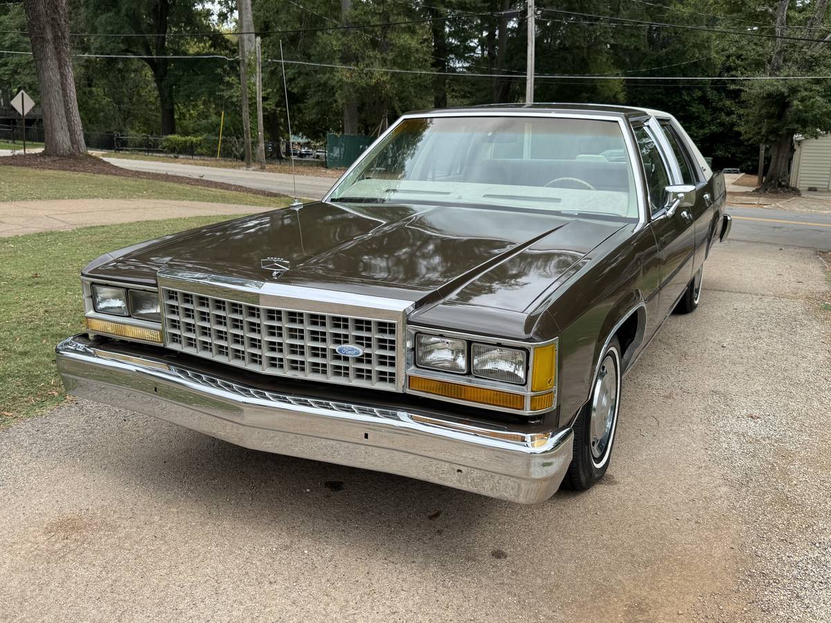Ford-ltd-crown-victoria-1987-brown-15