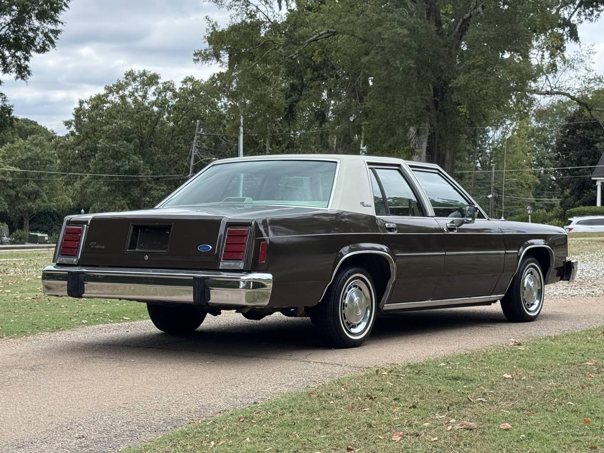 Ford-ltd-crown-victoria-1987-brown-17