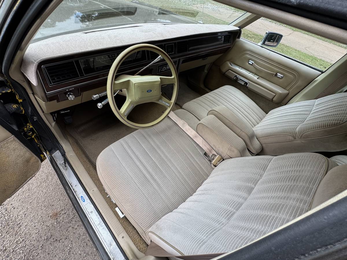 Ford-ltd-crown-victoria-1987-brown-4