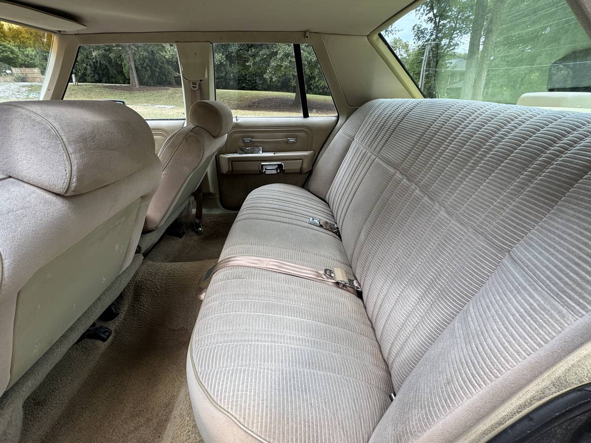 Ford-ltd-crown-victoria-1987-brown-6