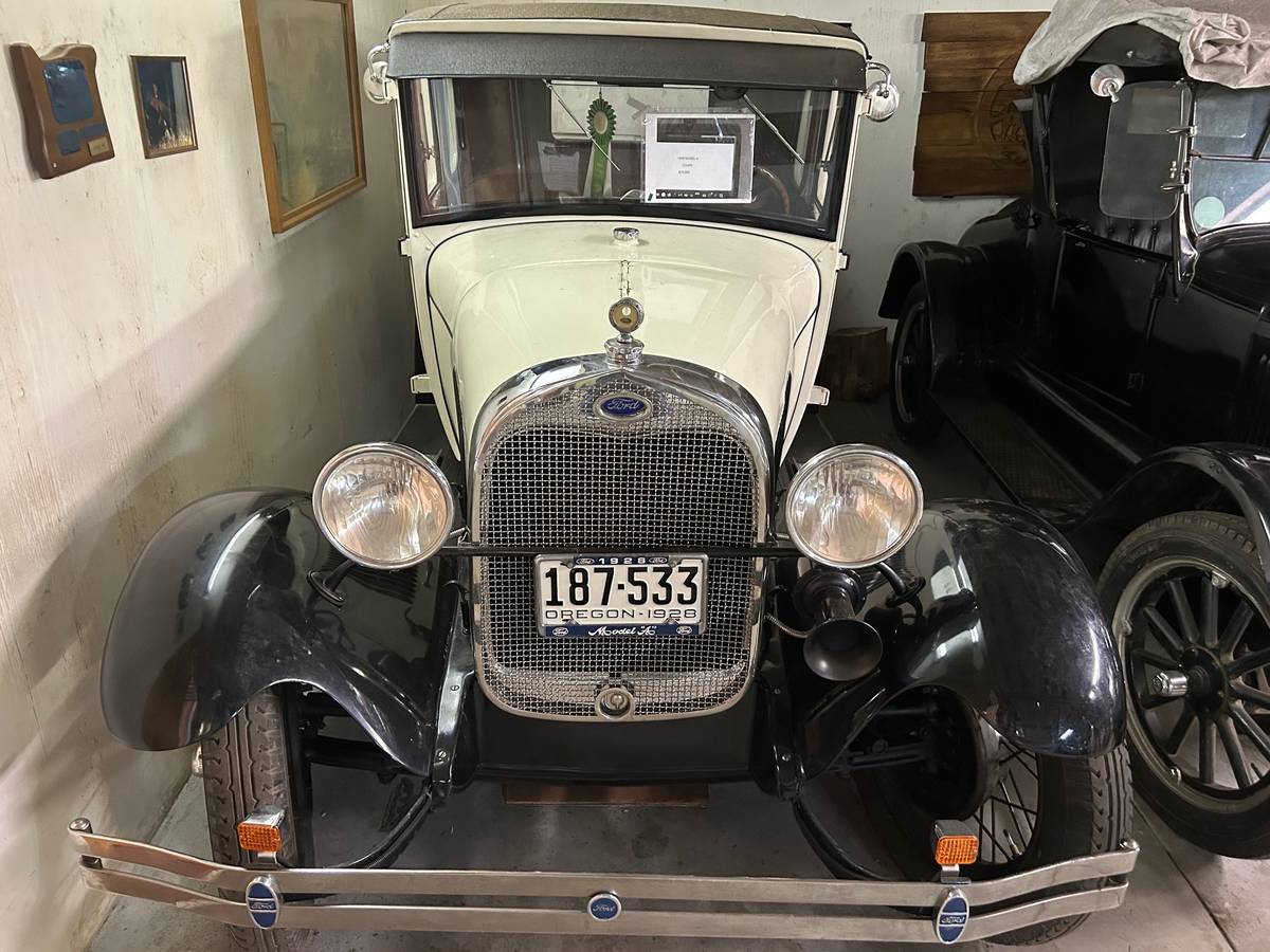 Ford-model-a-coupe-1928-2