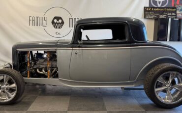 Ford-model-b-3-window-1932-white-12