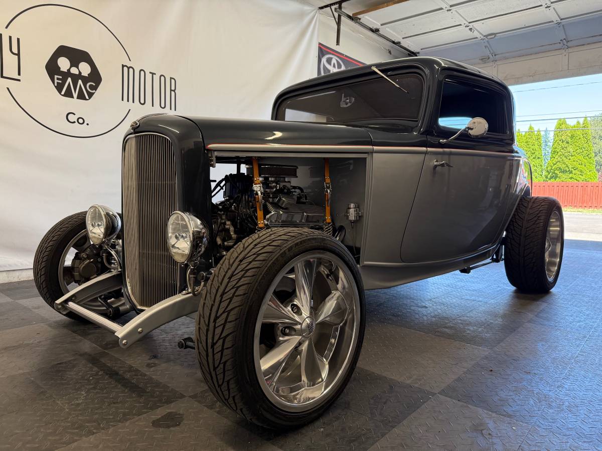 Ford-model-b-3-window-1932-white-13