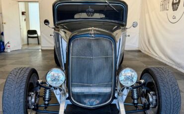 Ford-model-b-3-window-1932-white-14