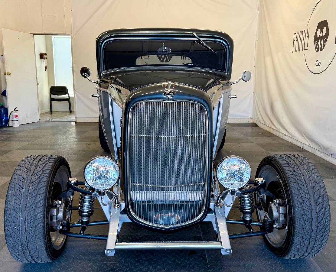 Ford-model-b-3-window-1932-white-14