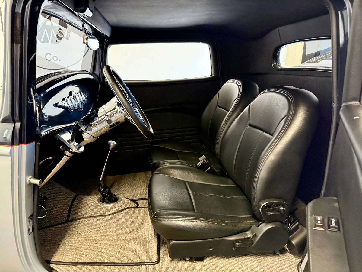 Ford-model-b-3-window-1932-white-16
