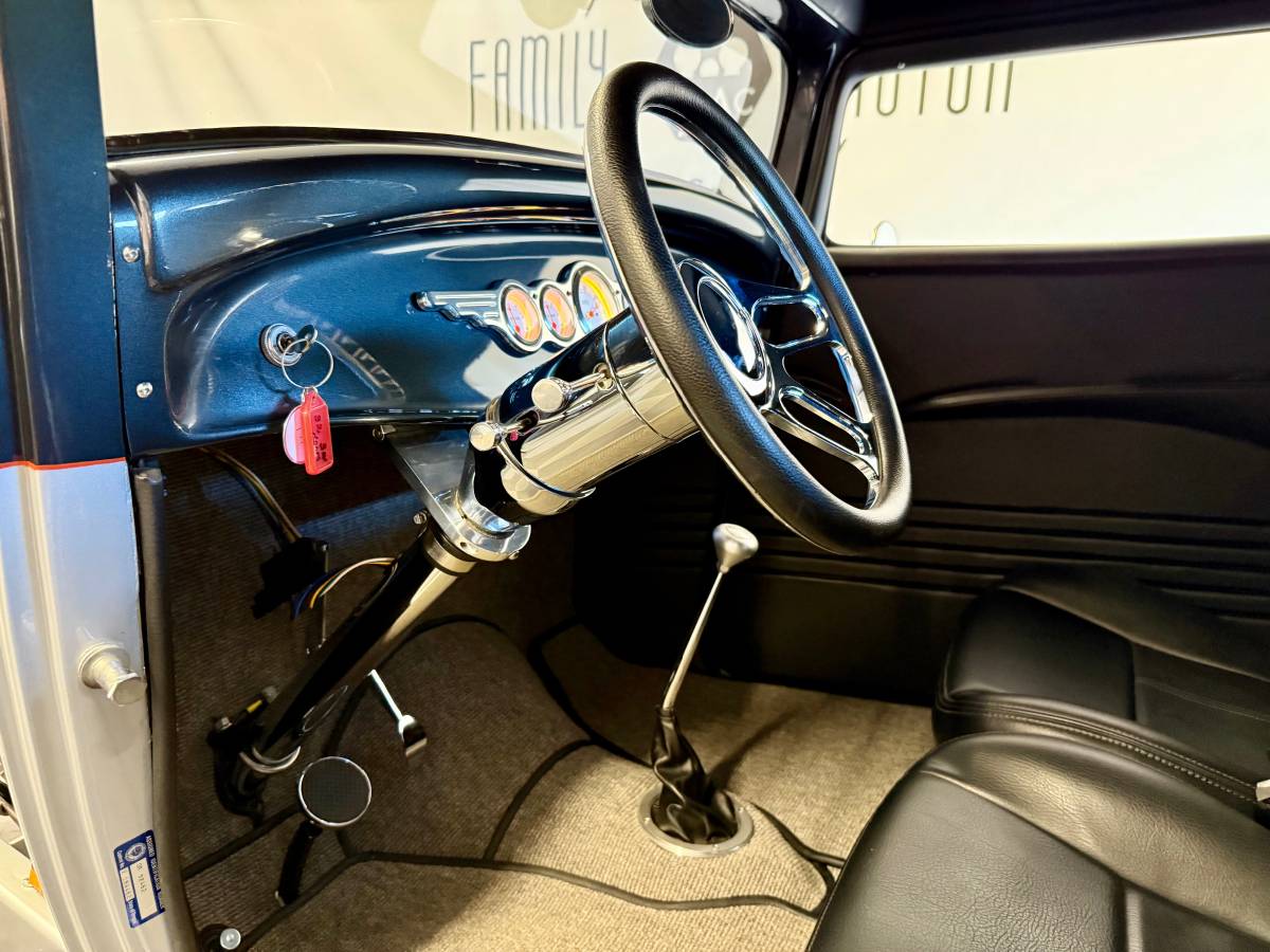 Ford-model-b-3-window-1932-white-18