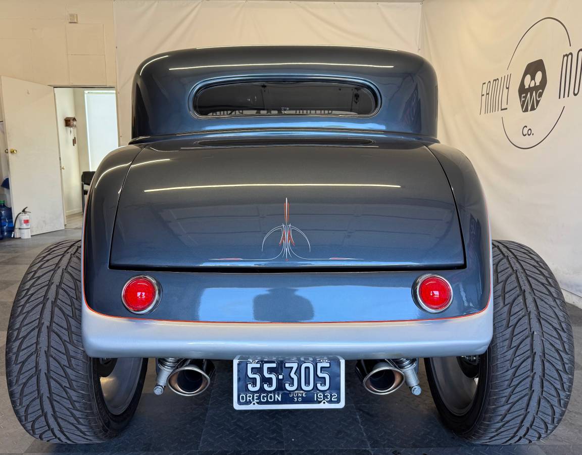 Ford-model-b-3-window-1932-white-26