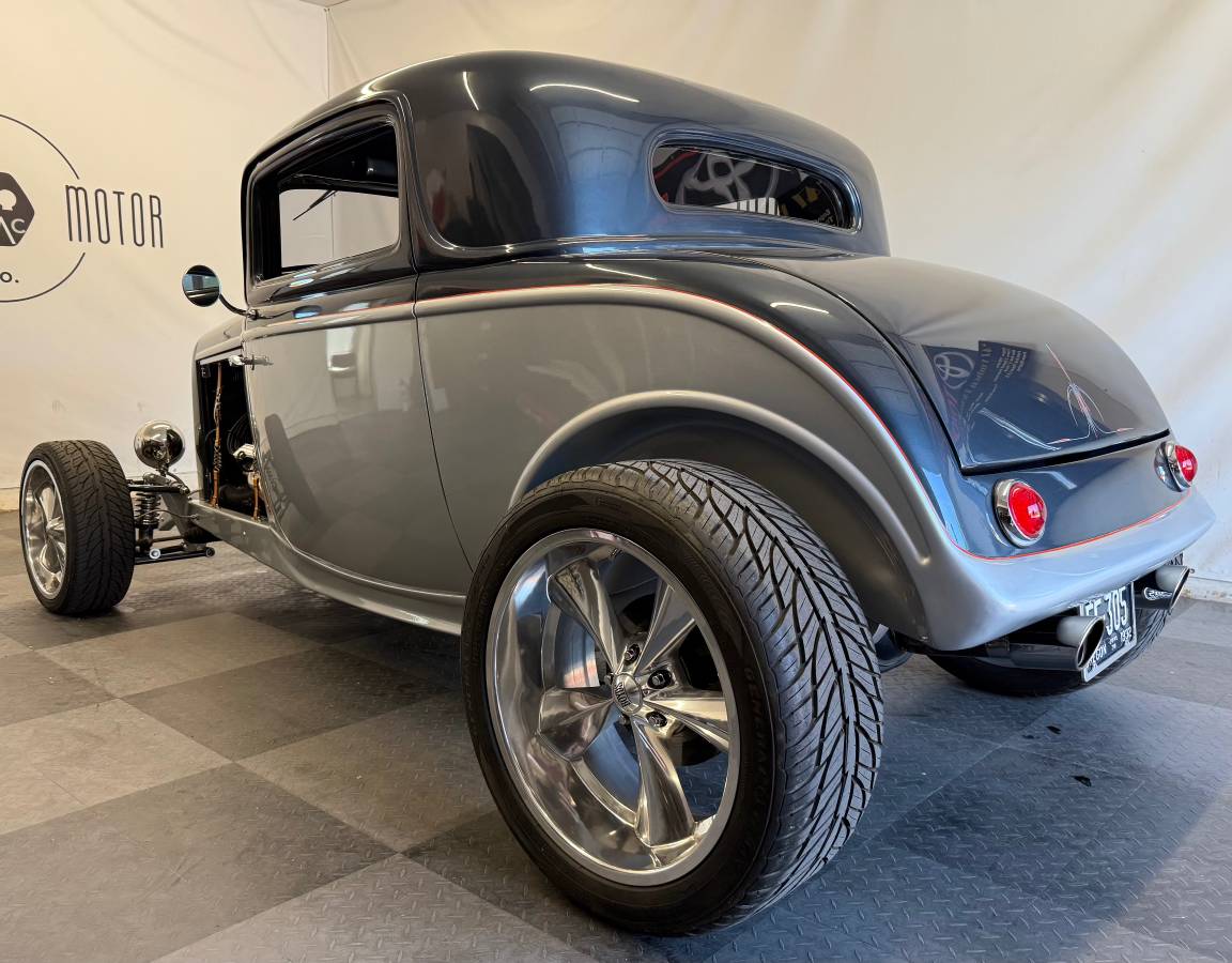 Ford-model-b-3-window-1932-white-28