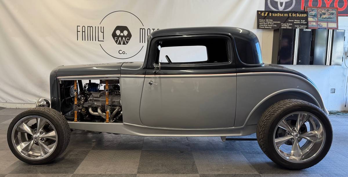 Ford-model-b-3-window-1932-white-29