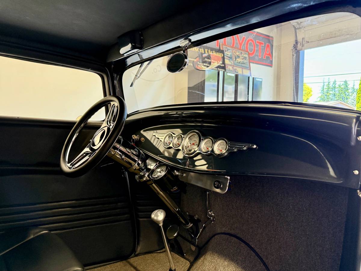 Ford-model-b-3-window-1932-white-3