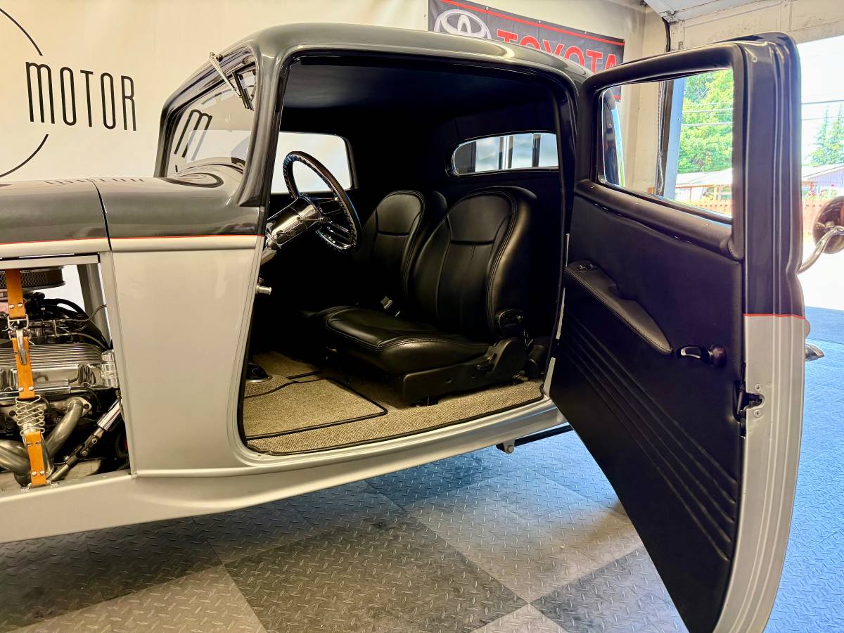Ford-model-b-3-window-1932-white-32