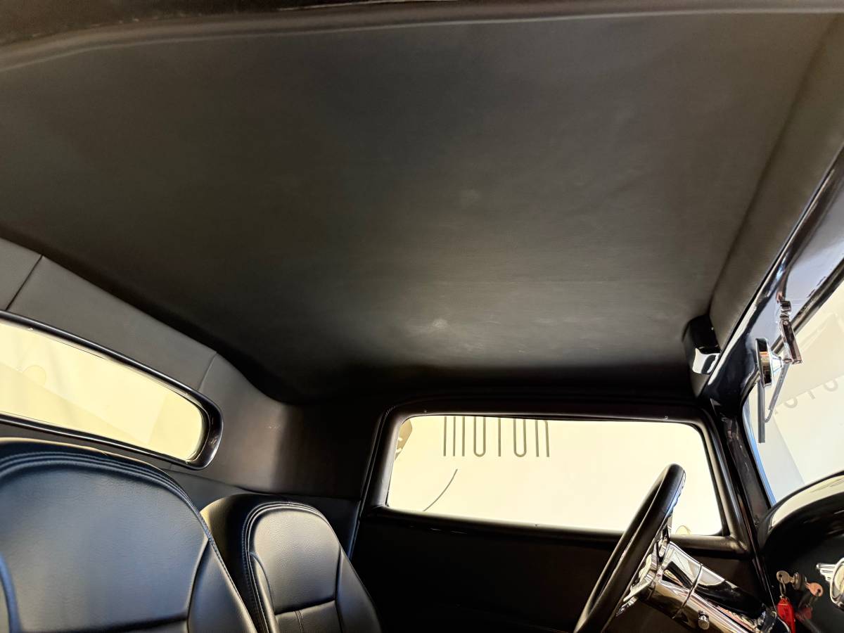 Ford-model-b-3-window-1932-white-44