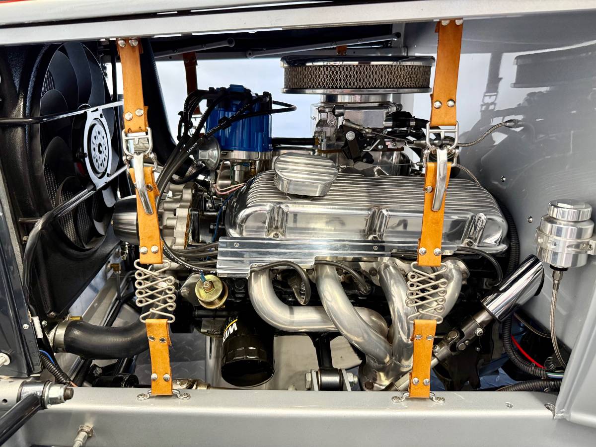 Ford-model-b-3-window-1932-white-53