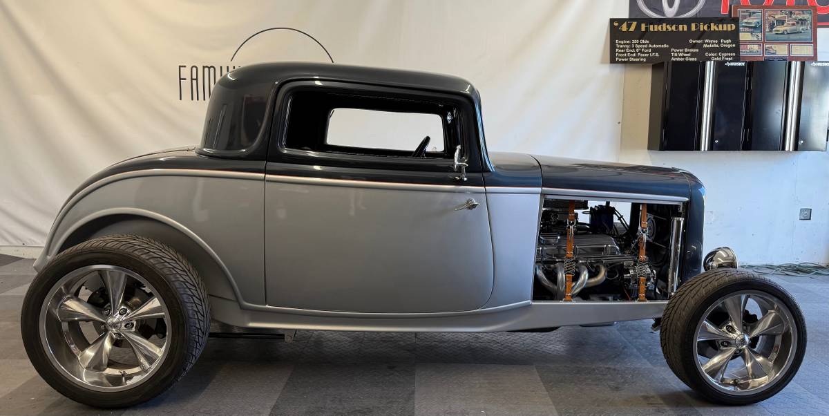 Ford-model-b-3-window-1932-white-56