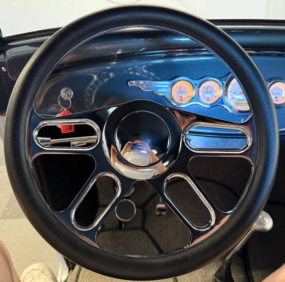 Ford-model-b-3-window-1932-white-66