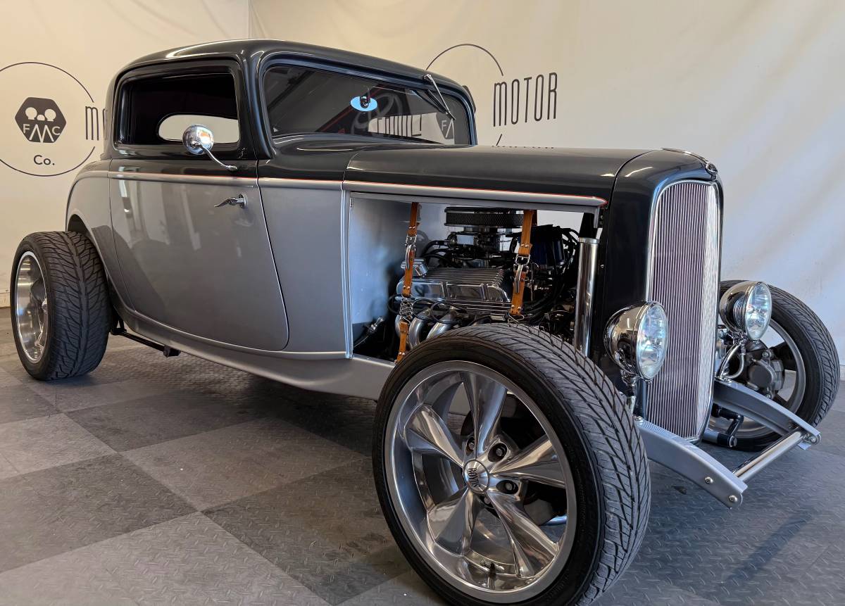 Ford-model-b-3-window-1932-white