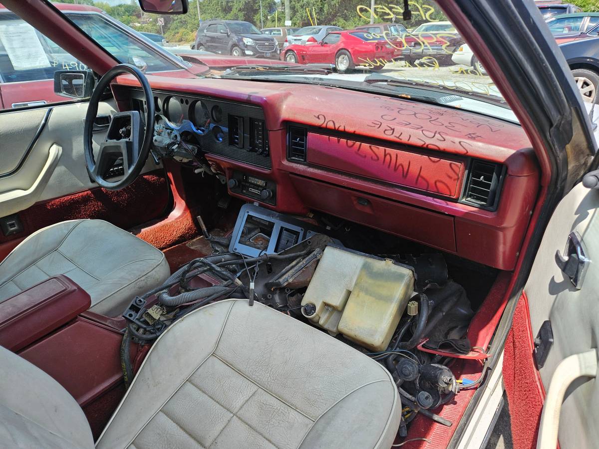 Ford-mustang-1984-white-21