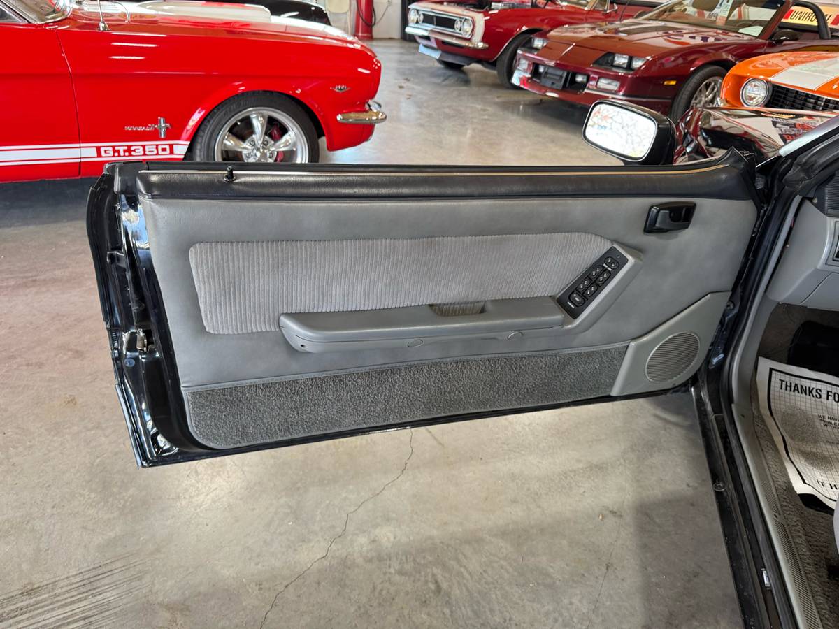 Ford-mustang-1988-black-2