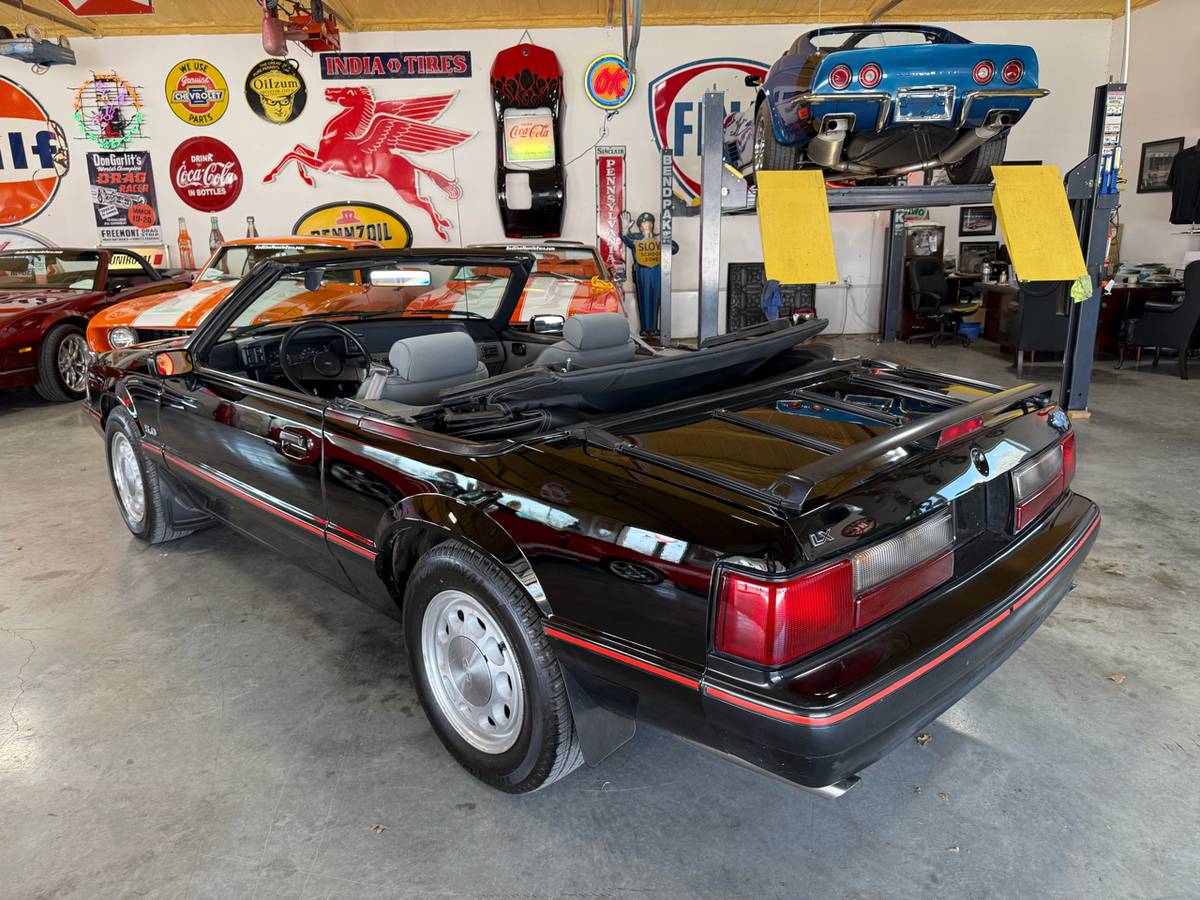 Ford-mustang-1988-black-21