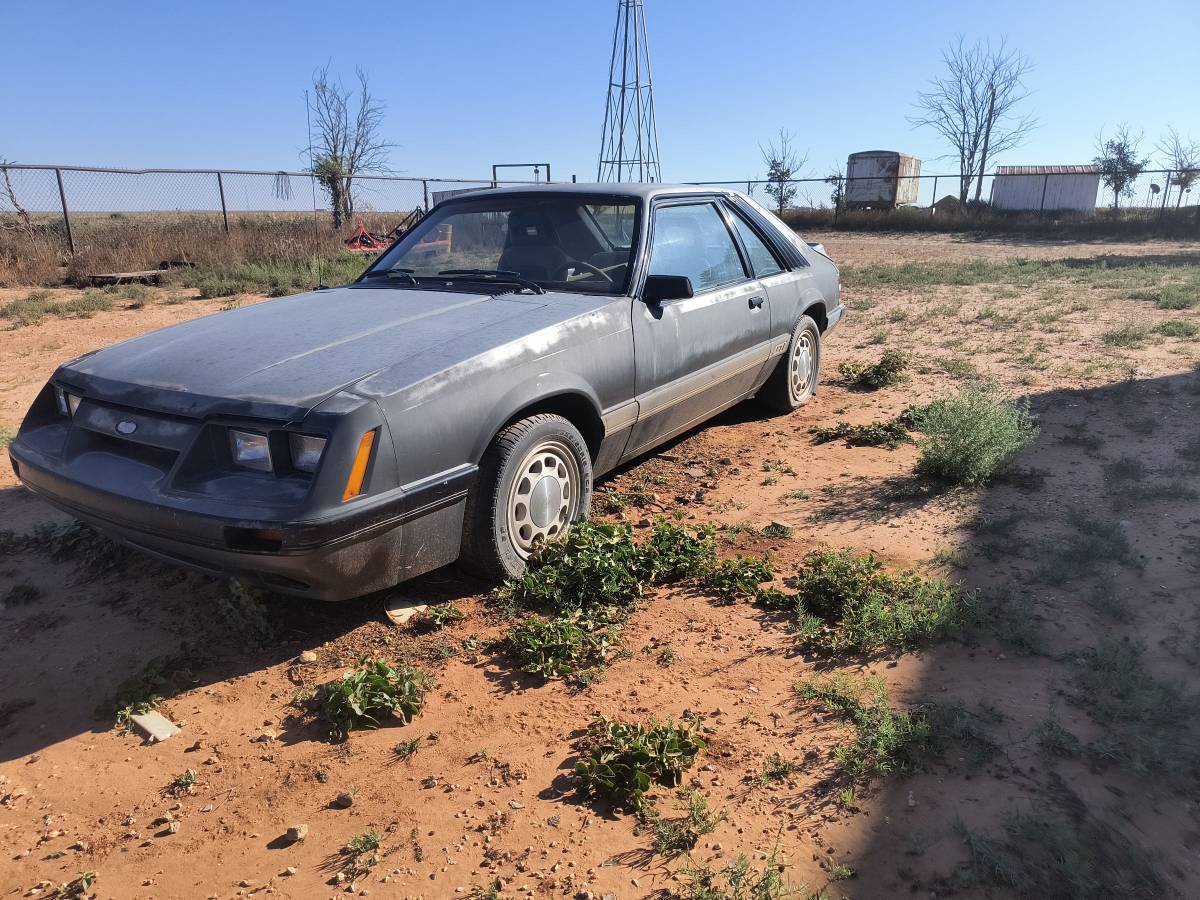 Ford-mustang-fastback-1986-grey-2