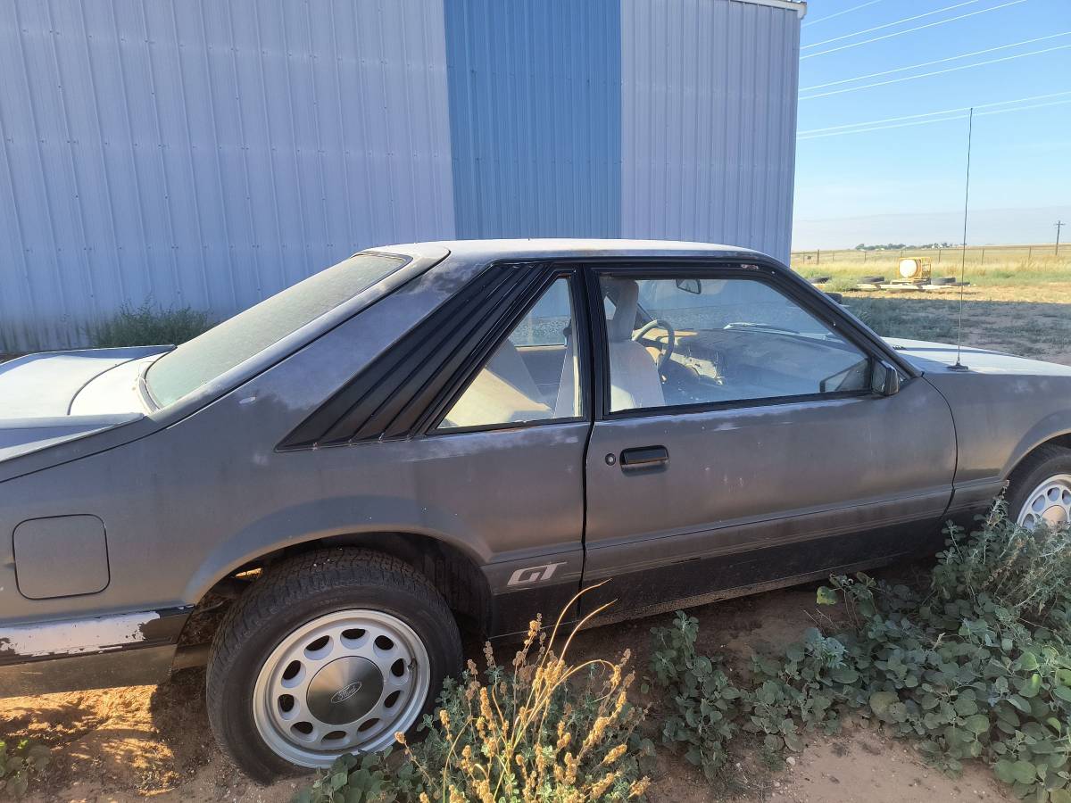 Ford-mustang-fastback-1986-grey