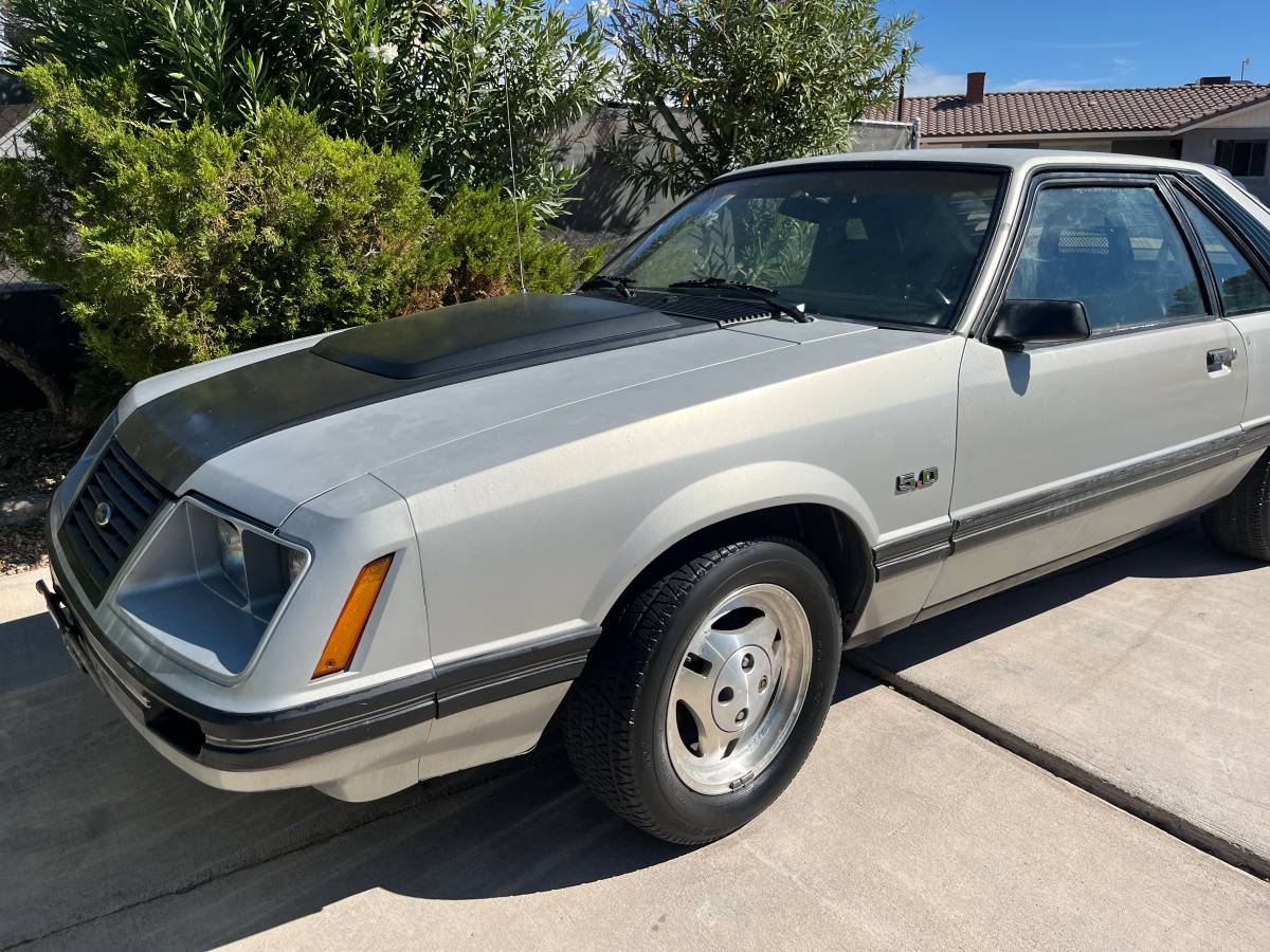 Ford-mustang-gt-1983-grey