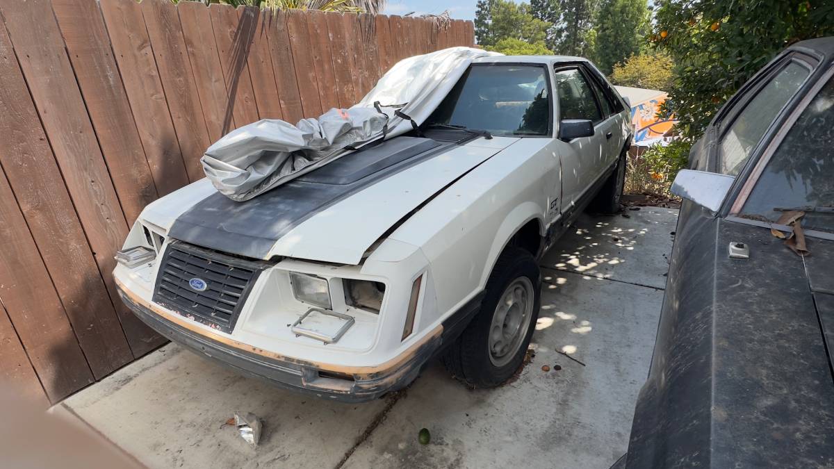 Ford-mustang-gt-1983-white-11