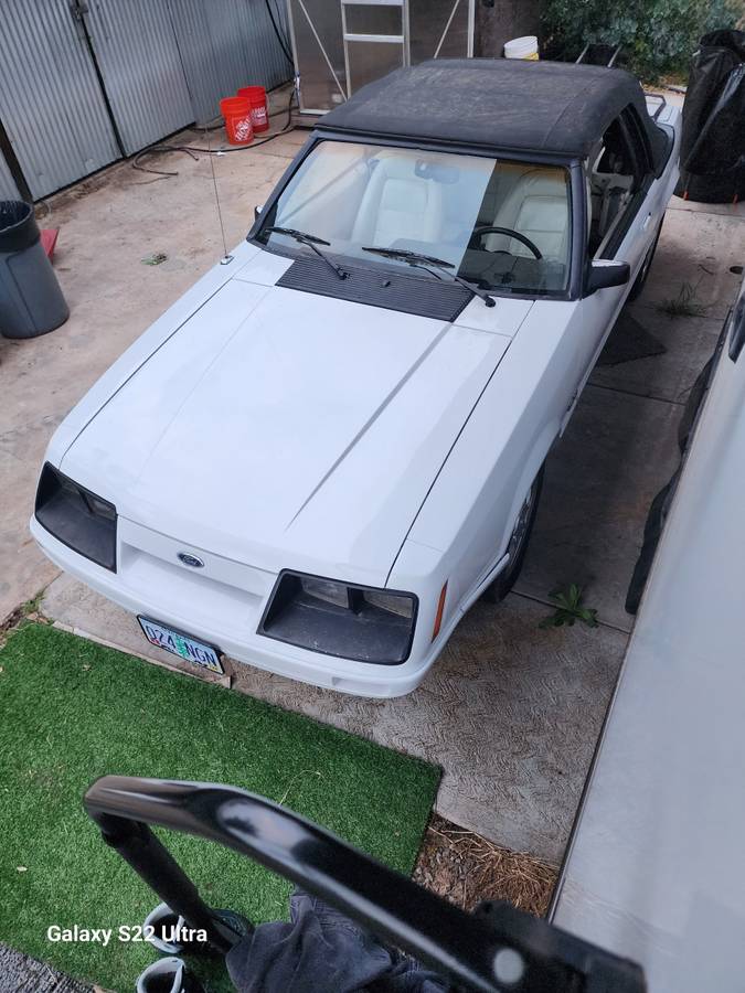 Ford-mustang-gt-1986-white