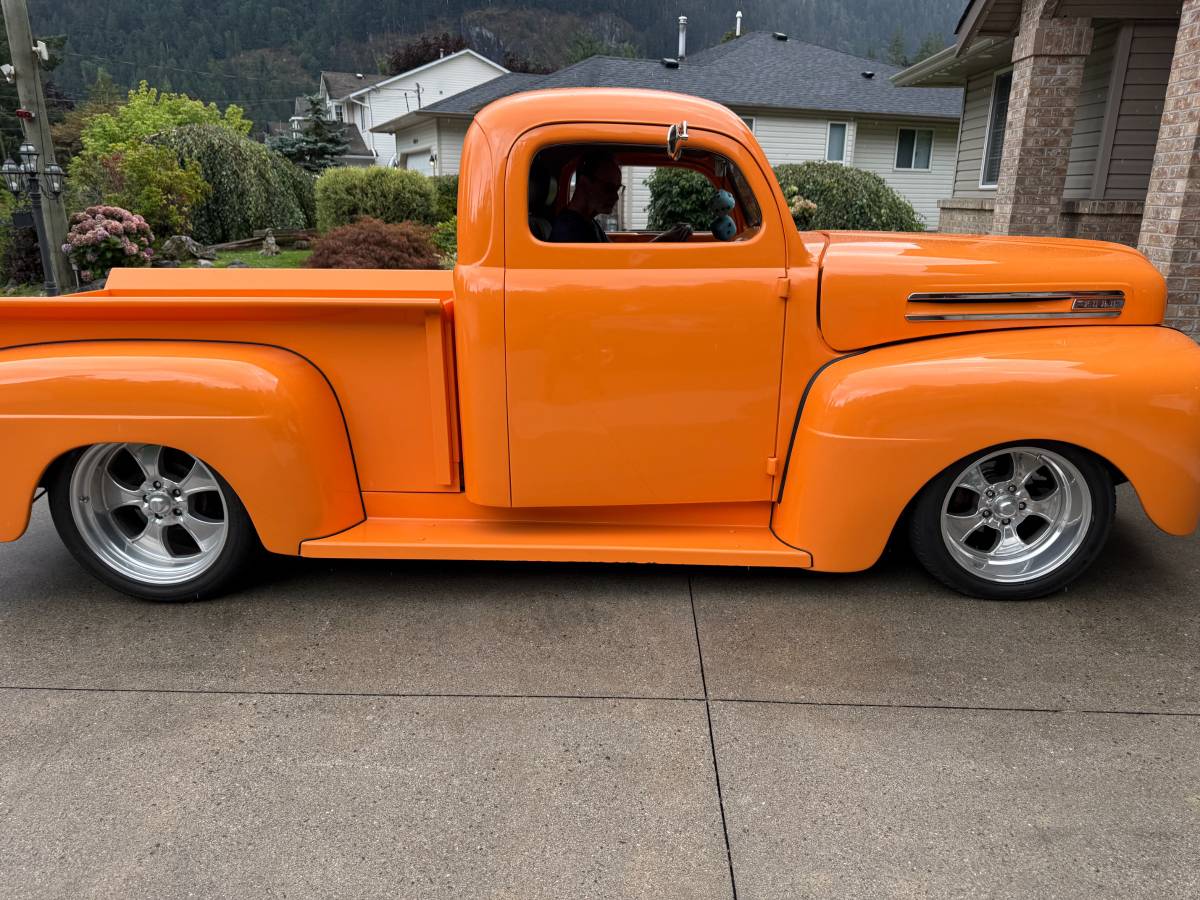 Ford-pickup-1948-orange-1