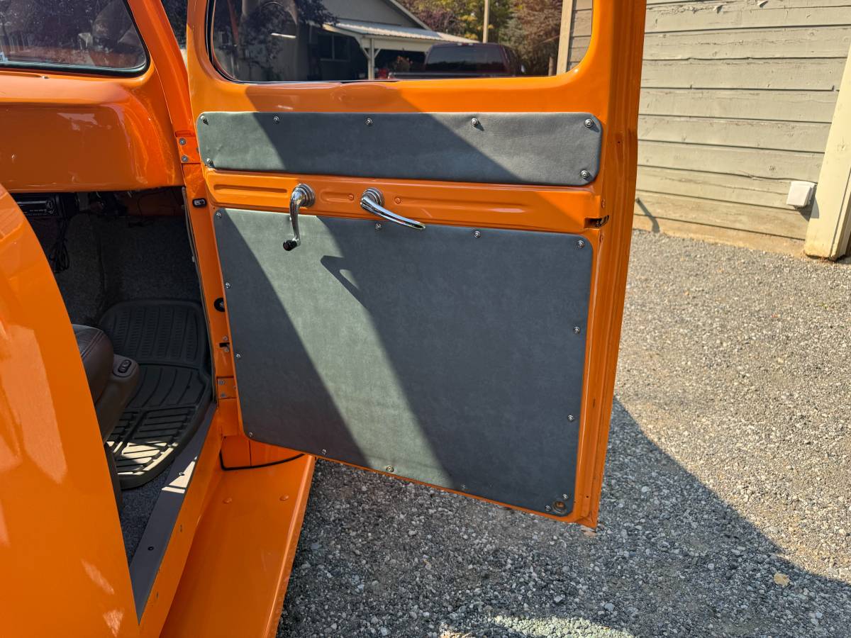 Ford-pickup-1948-orange-20