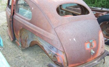 Ford-super-deluxe-tudor-1942-red-10