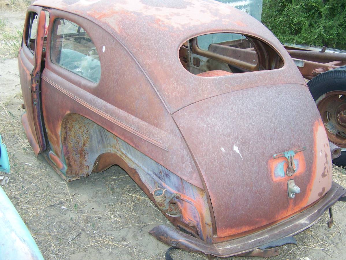Ford-super-deluxe-tudor-1942-red-10