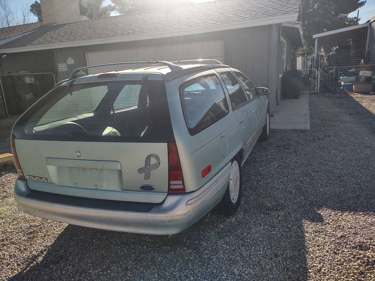 Ford-taurus-station-wagon-1995-green-9