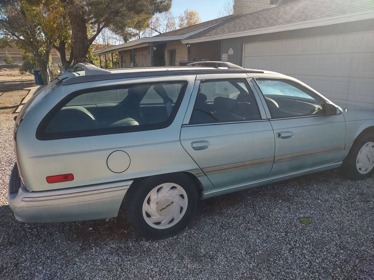 Ford-taurus-station-wagon-1995-green