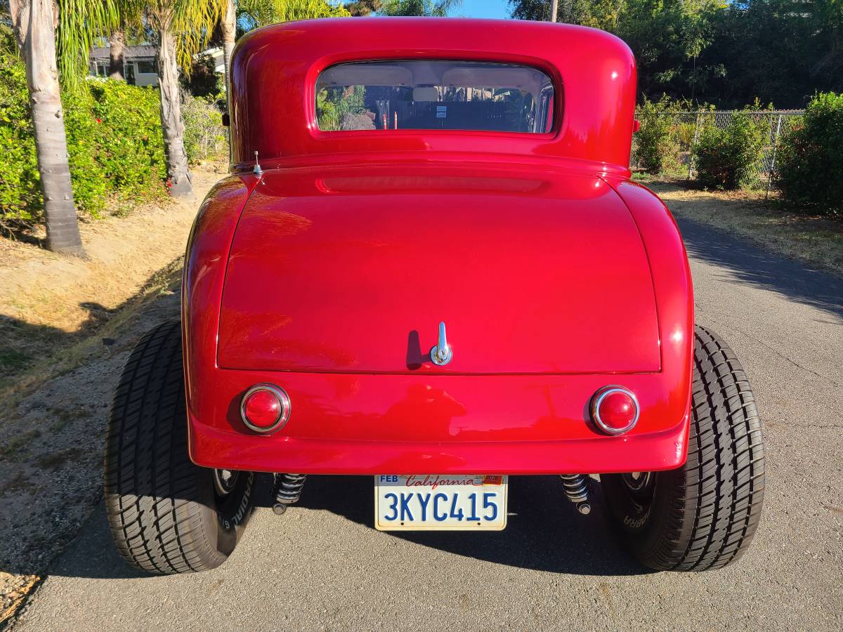 Ford-three-window-coupe-1932-red-11