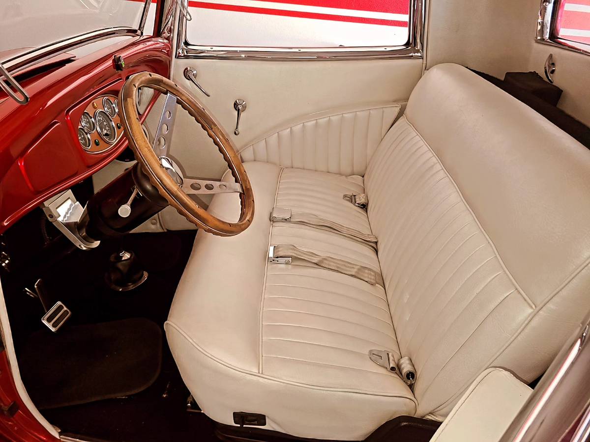Ford-three-window-coupe-1932-red-18