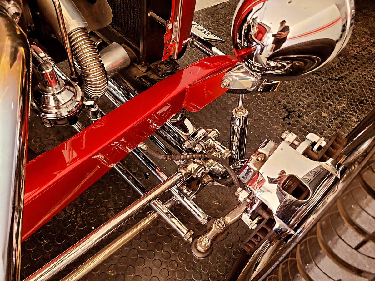 Ford-three-window-coupe-1932-red-23