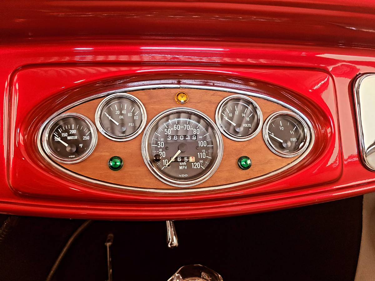 Ford-three-window-coupe-1932-red-24