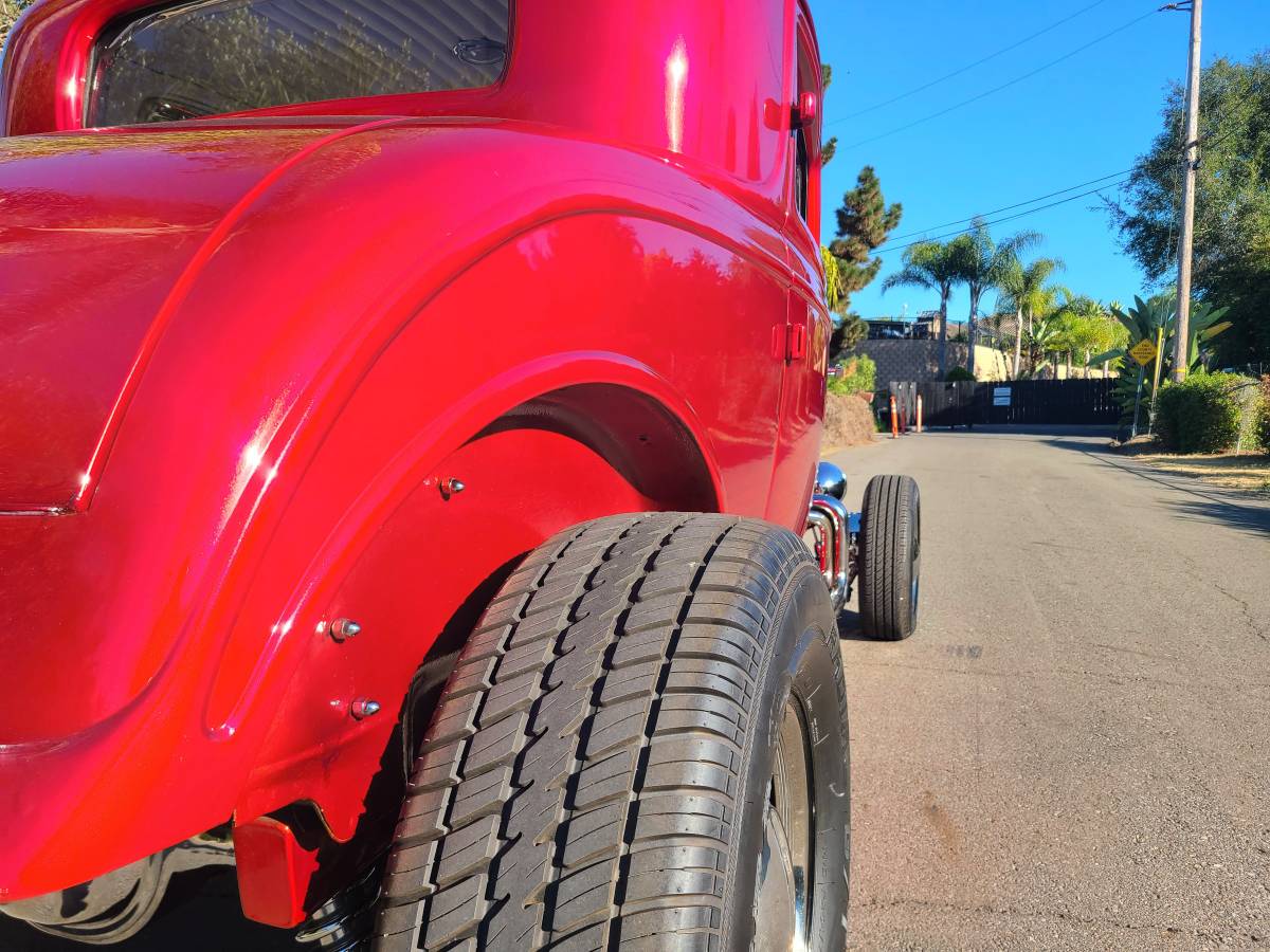 Ford-three-window-coupe-1932-red-27
