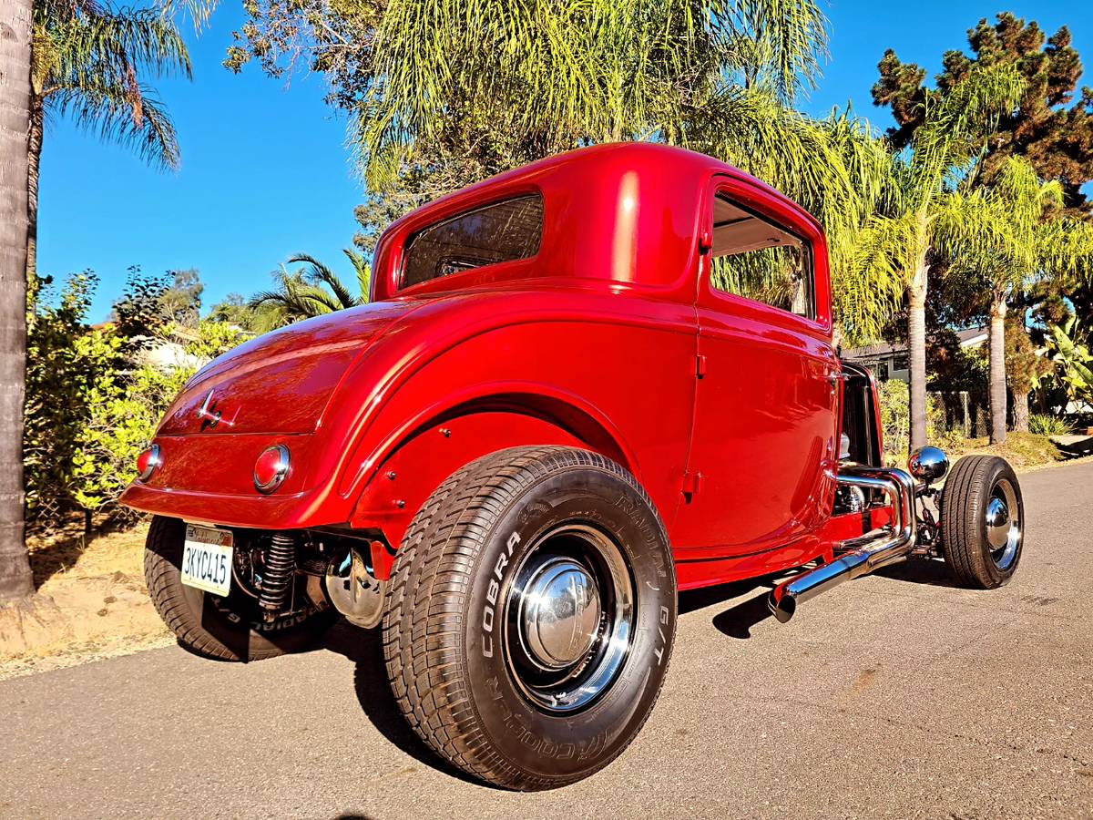 Ford-three-window-coupe-1932-red-3