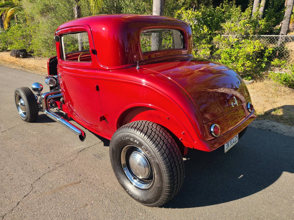 Ford-three-window-coupe-1932-red-30
