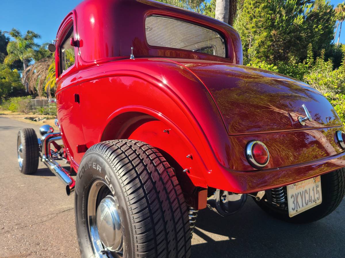 Ford-three-window-coupe-1932-red-34
