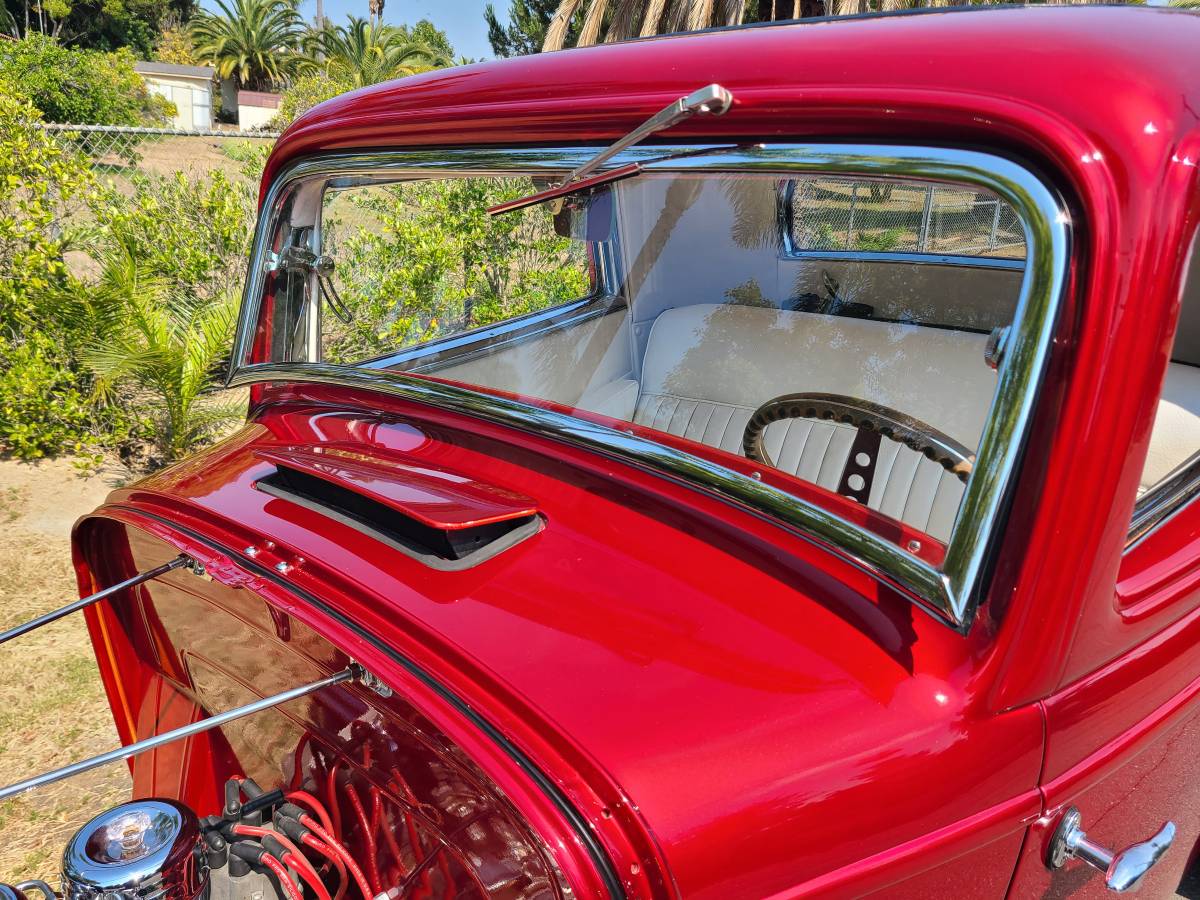 Ford-three-window-coupe-1932-red-37