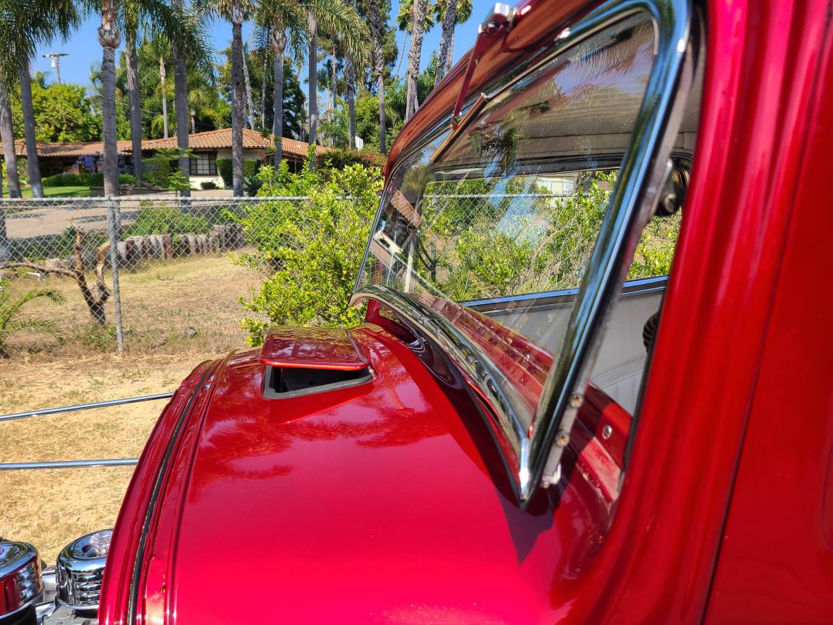 Ford-three-window-coupe-1932-red-38